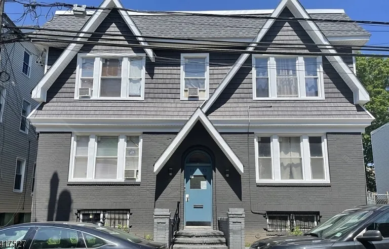 83 Aldine St #2R — Photo 1