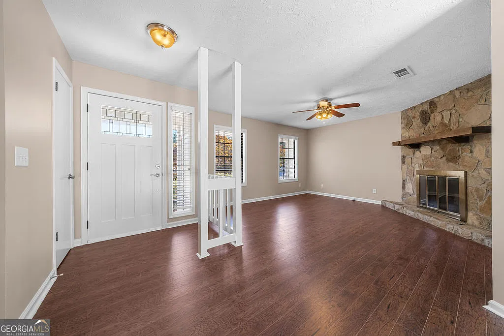 3 bed, 2.0 bath, 1230 sqft, $2,050 — Photo 2