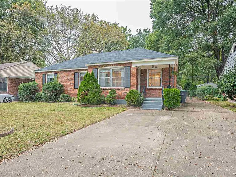 1639 Ivy Rd — Photo 2
