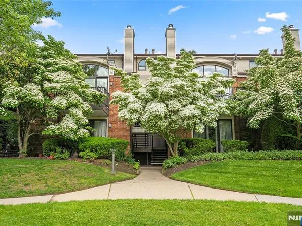 9 Carlyle Ct, Teaneck, NJ 07666