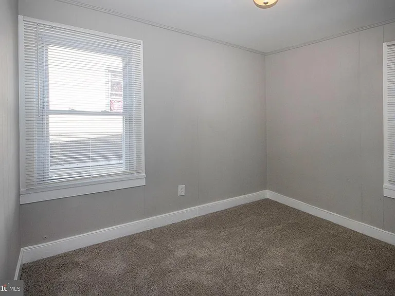 207 Somerset St — Photo 8