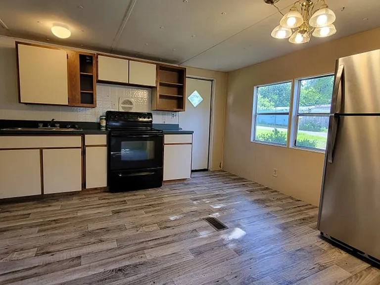 650 SE 128th Ave — Photo 2