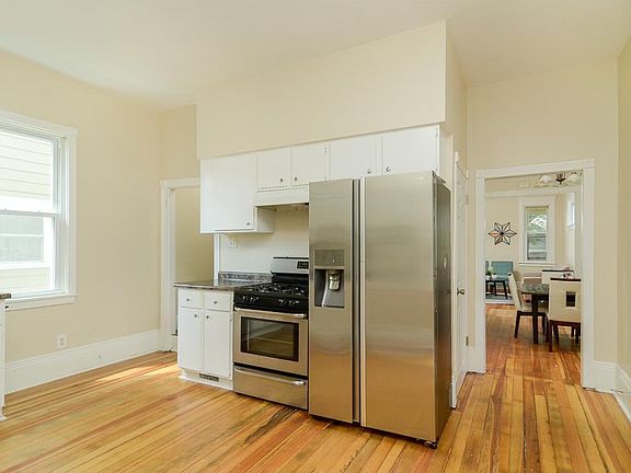 3rd image of 662 Thomas Ave W