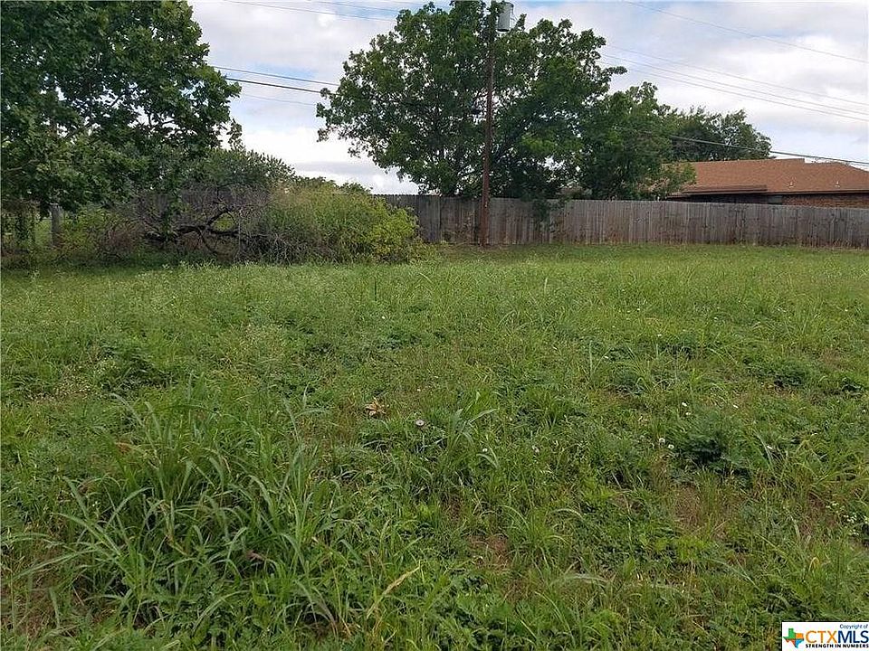 2nd image of 1305 Meadow Dr