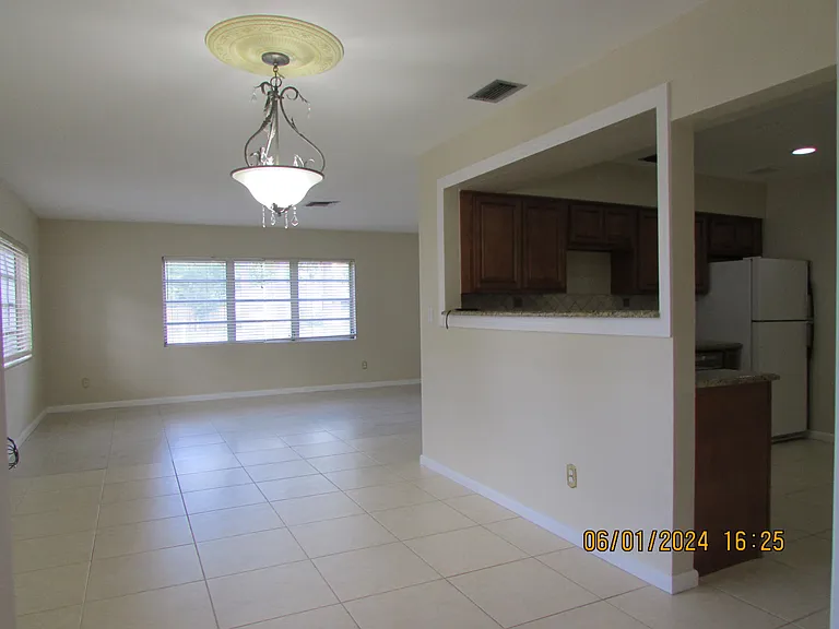 211 W Laila Dr — Photo 15