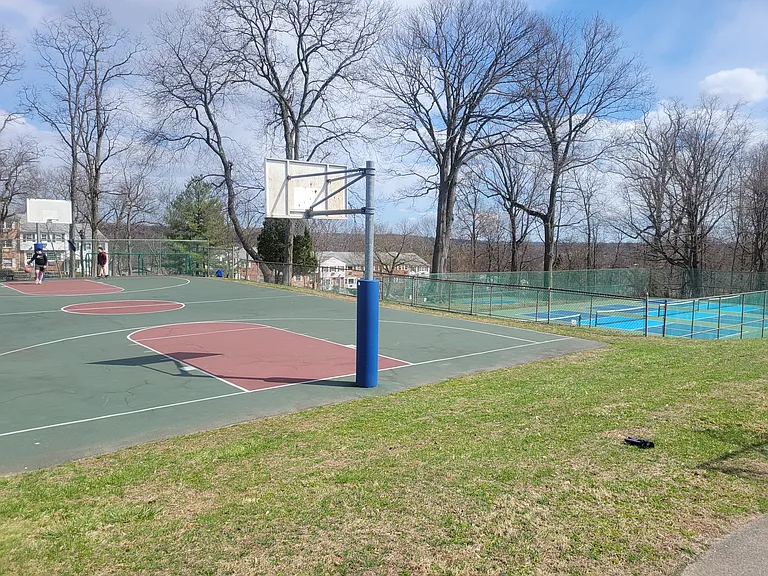 Basketball Court pic#2