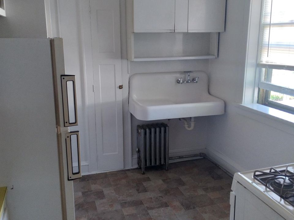 2nd image of 3287 S Kinnickinnic Ave #8