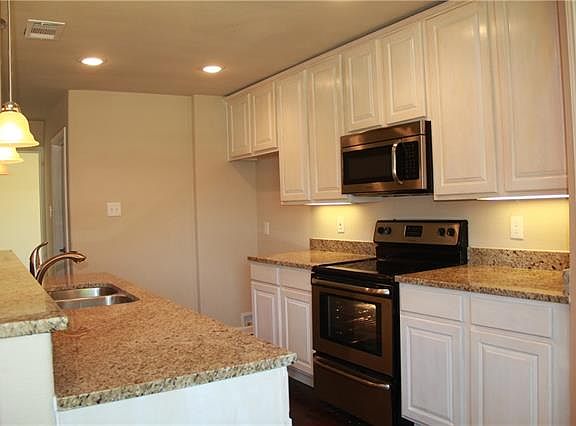 2nd image of 2206 Mockingbird Ln