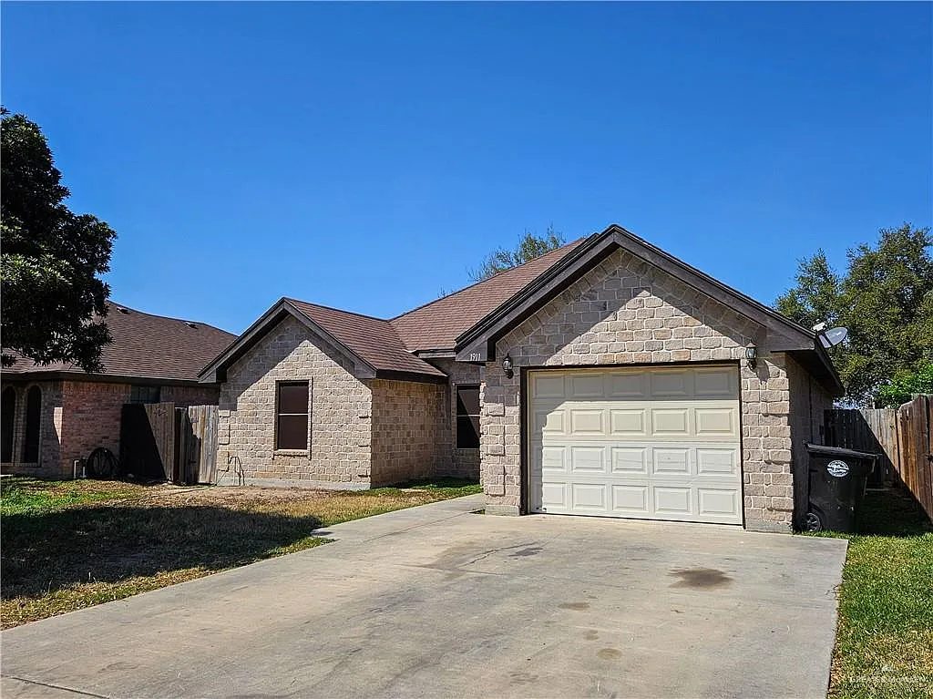 3 bed, 2.0 bath, 1435 sqft, $1,800 — Photo 3