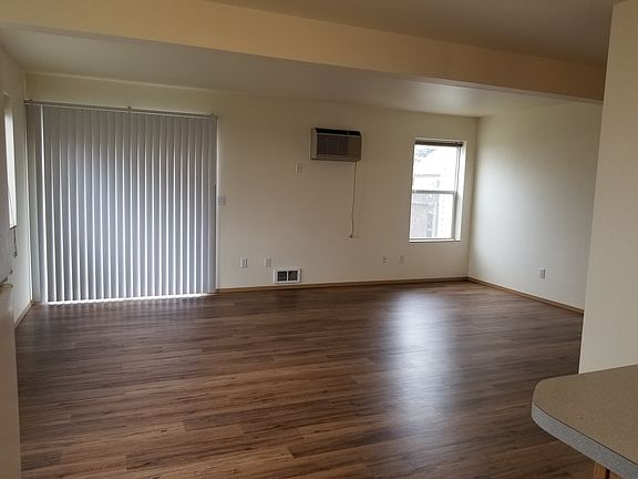 3rd image of 570-572 SE Shoemaker Pl #570