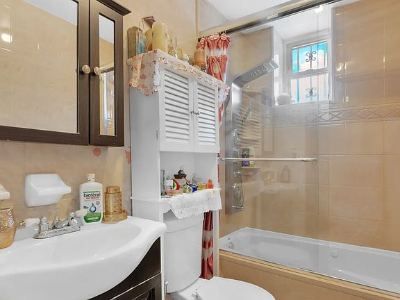 5th image of 997 Belmont Ave APT 1