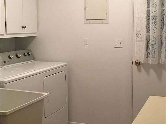 4th image of 722 Surrey Cir