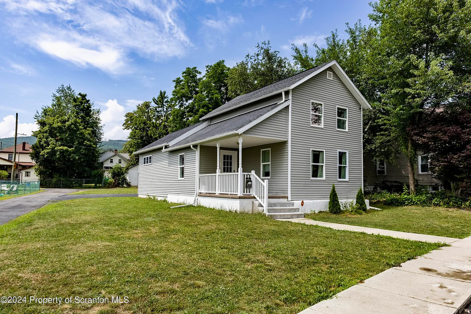 429 Brook St photo 1
