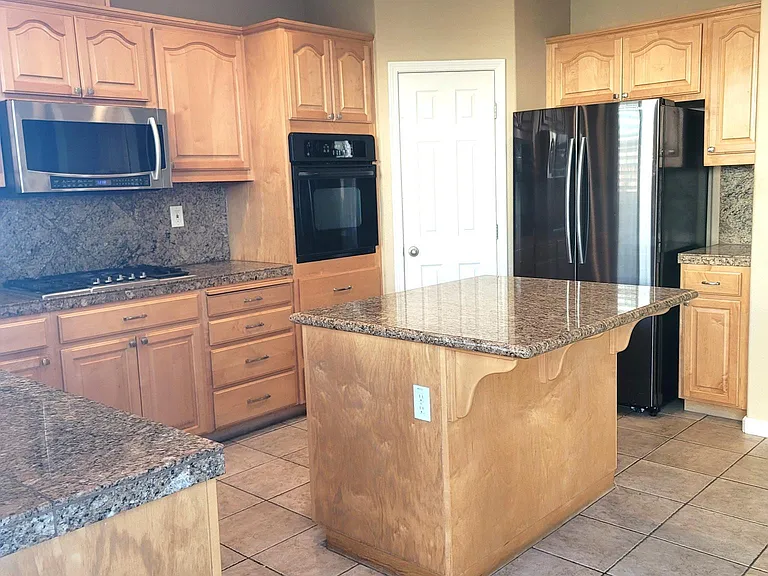 533 Stirling Ct — Photo 10