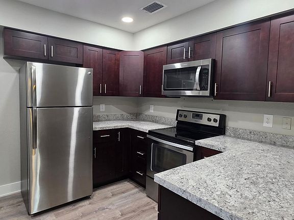 4th image of 25829 Westmoreland St