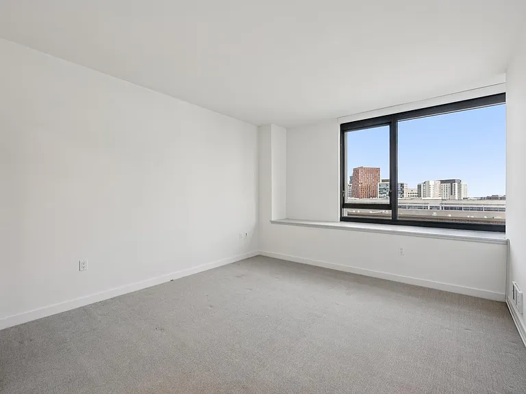 260 King St #1011 — Photo 9