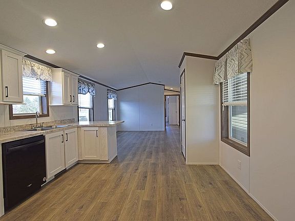 5th image of 110 Farnsworth Dr