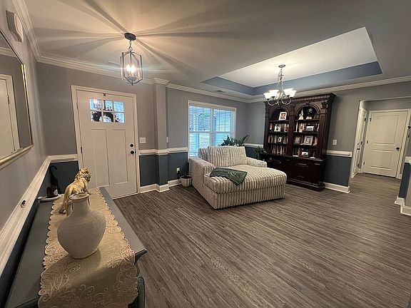 4th image of 125 Evergreen S