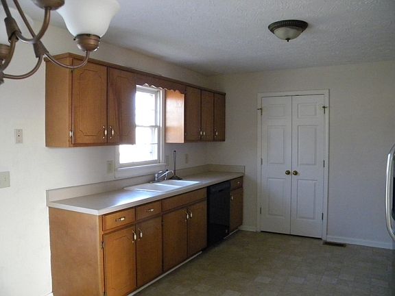 2nd image of 302 Warrior Dr