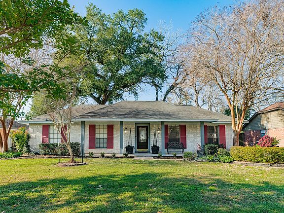 2nd image of 221 Banyan Dr
