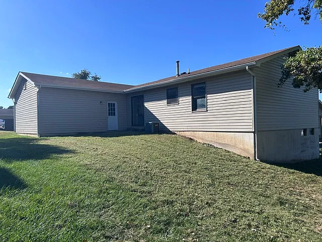 3 bed, 1323 sqft, $1,995 — Photo 2