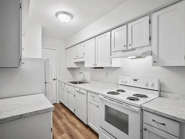 1080 Chatham Park Dr #E — Photo 3