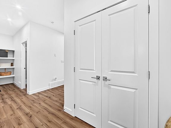 5th image of 215 Savoy Cres