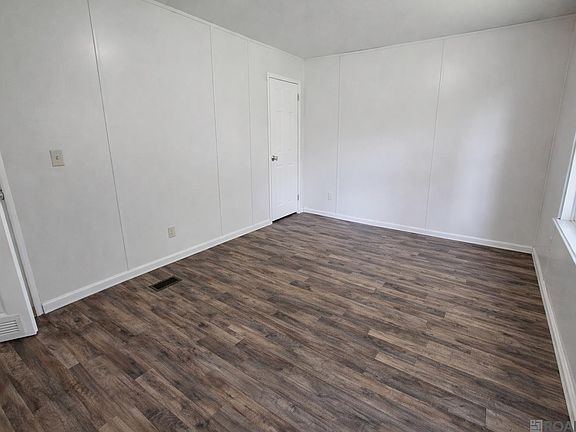 5th image of 323 Loomis Ln