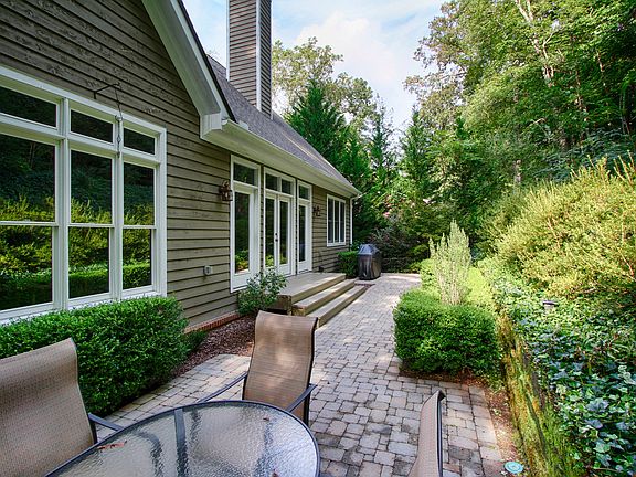 3rd image of 4048 Hiawatha Dr