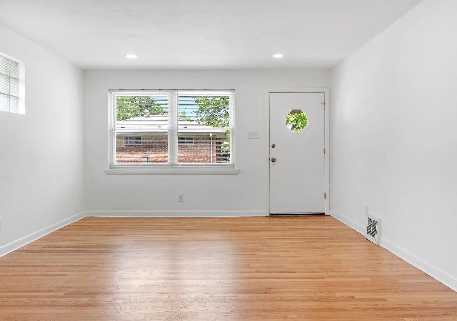 Darling 2 Bedroom Bungalow! — Photo 2