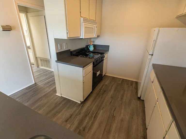747 Gayley Ave — Photo 34