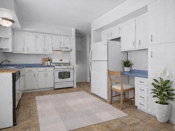 4th image of 54719 Eisenhower Dr