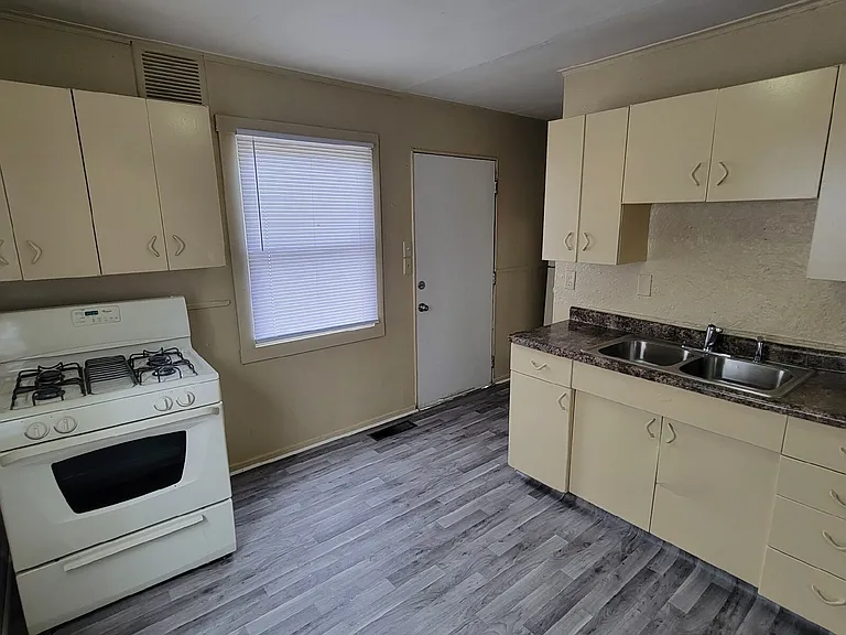 2348 Saint Paul St — Photo 4