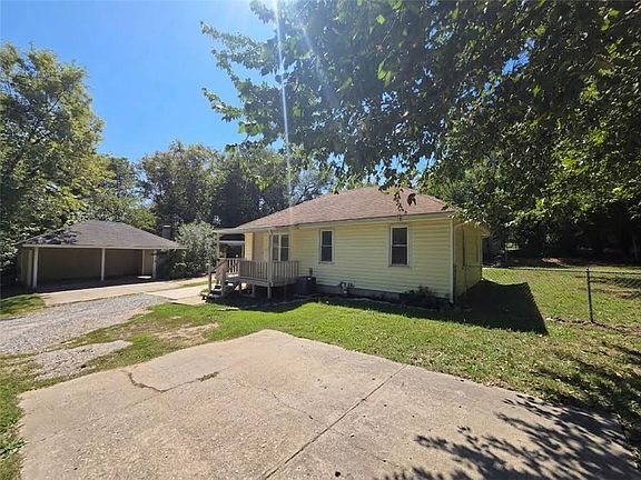 3rd image of 1112 Leslie St