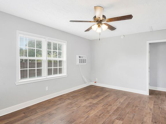3rd image of 2313 N Louis St #1/2