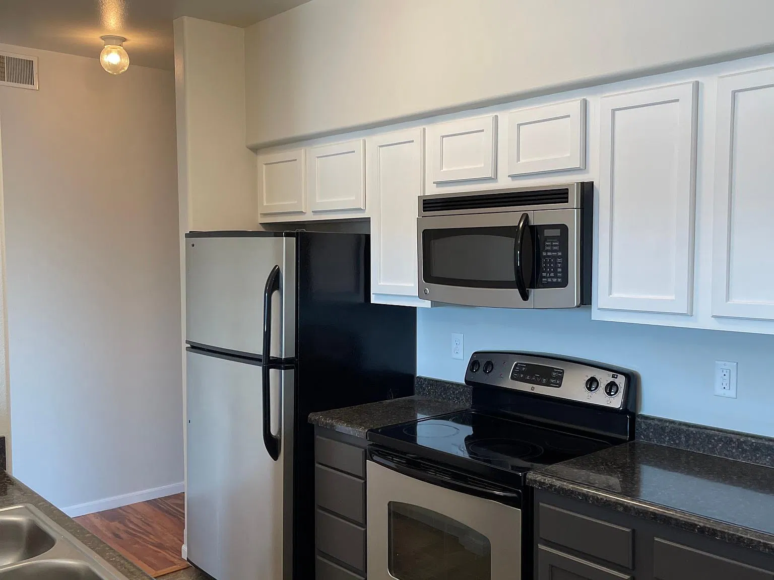 3 bed, 1064 sqft, $2,491 — Photo 2