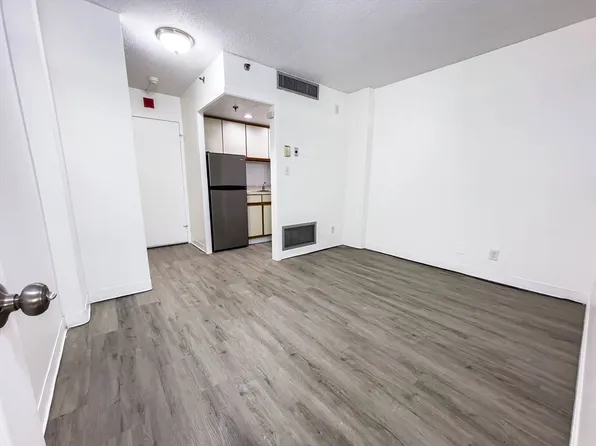 70 Southbridge St Room 705, Worcester, MA 01608