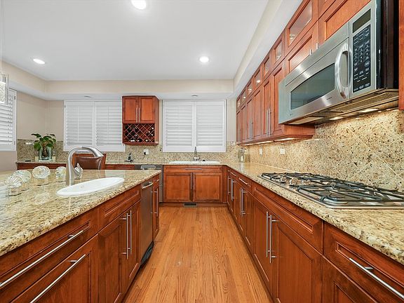 4th image of 26 E 14th Pl APT 1W