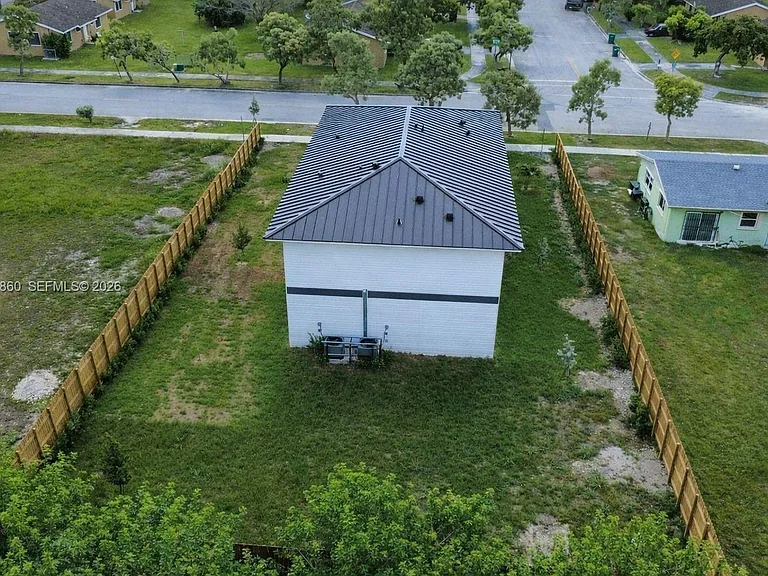 722 NW 6th Ct — Photo 2