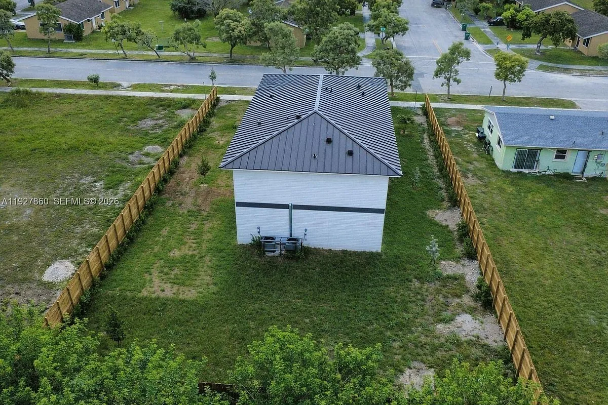Building Photo - 722 NW 6th Ct
