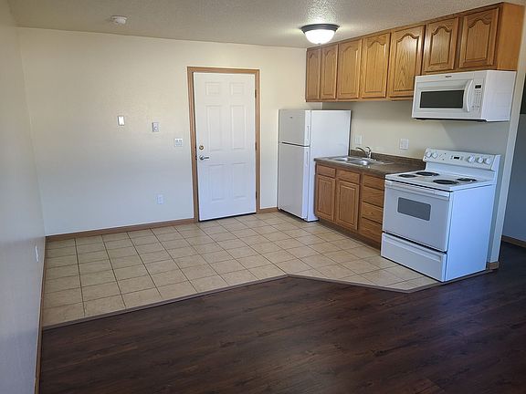 3rd image of 918-920 Gould St #920-14
