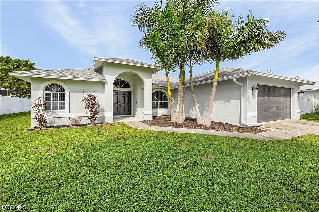 3 bed, 2.0 bath, 1820 sqft, $2,000 — Photo 2