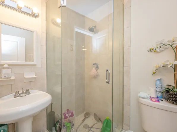 25-02 Crescent Street image 10 of 12