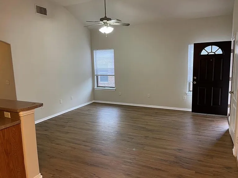 947 Sylvia St — Photo 5