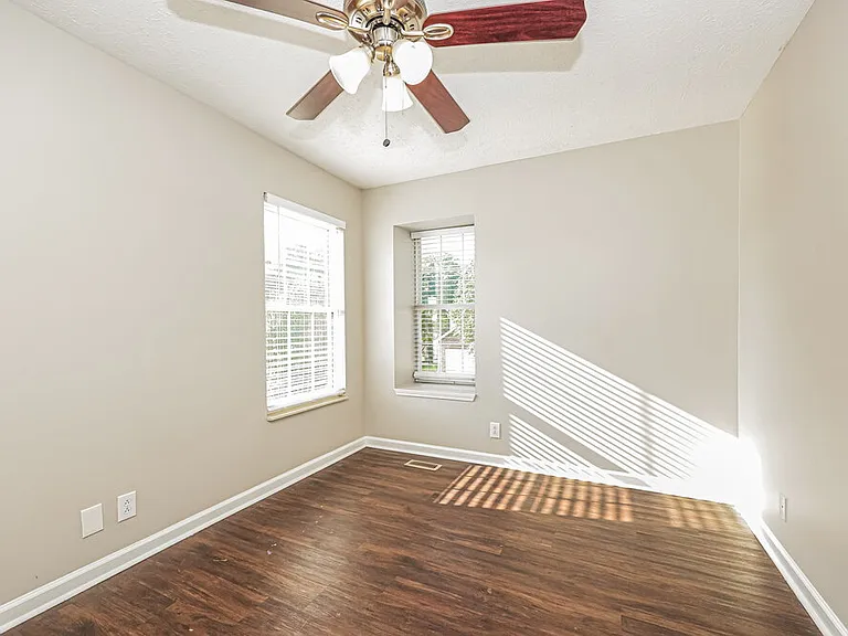 909 Bexhill Ct S — Photo 14