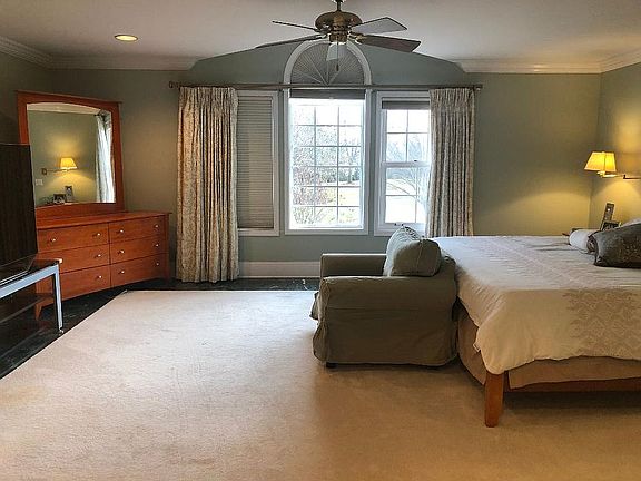 3rd image of 216 Augusta Ct