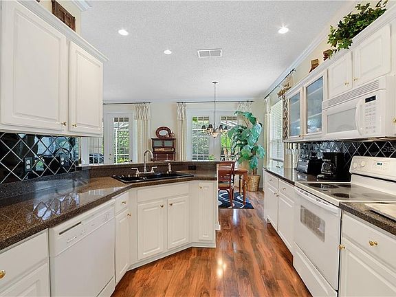 5th image of 204 Little Creek Ln
