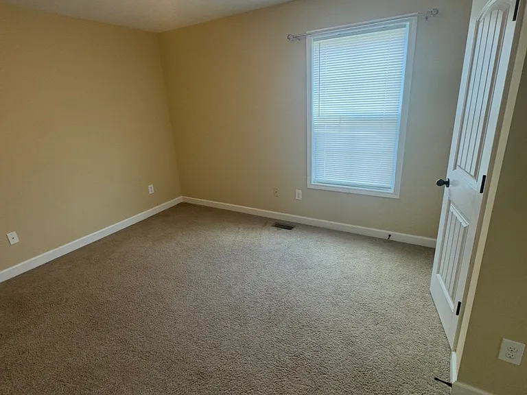 111 Castanet Ct — Photo 38