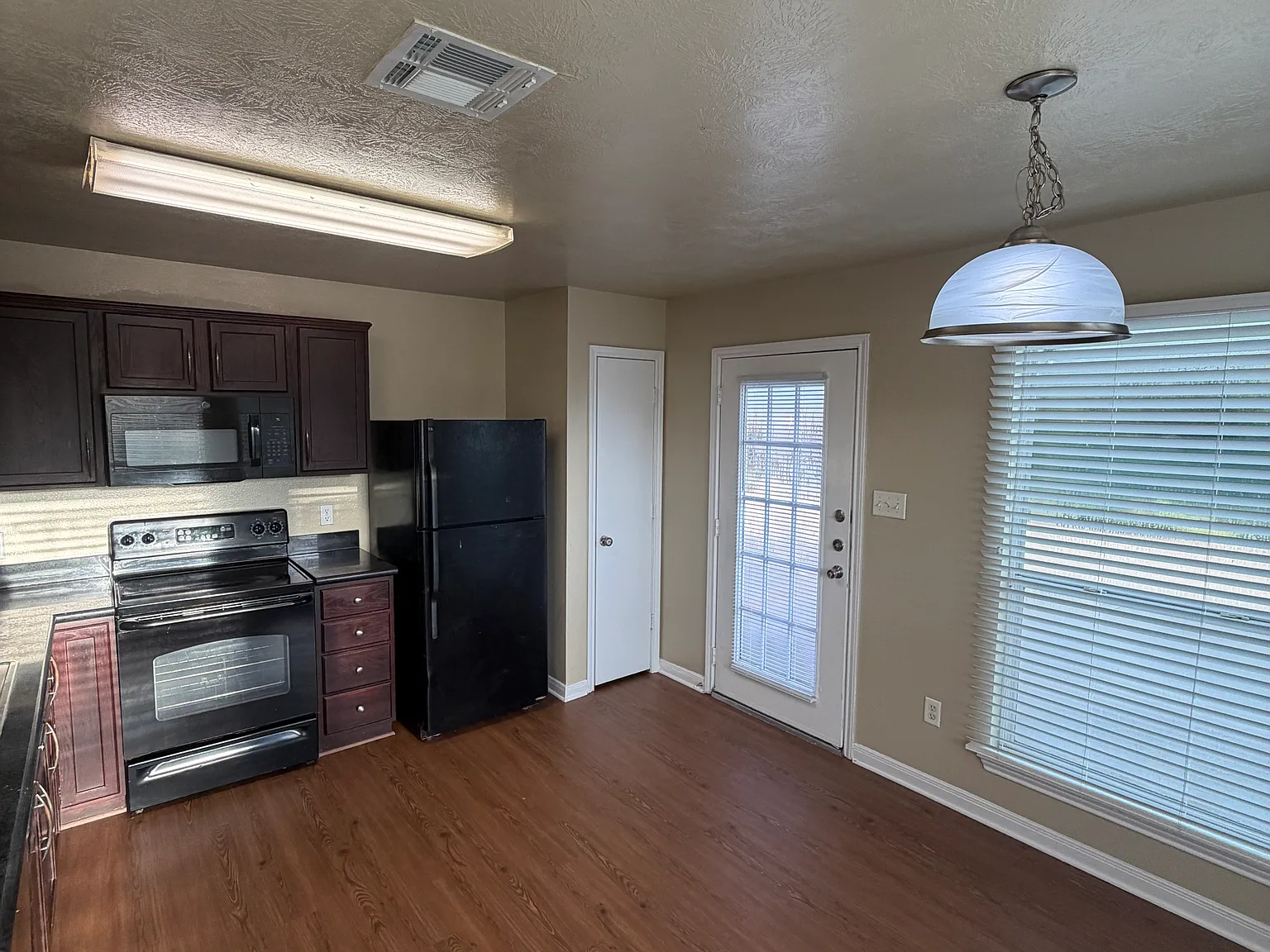 4 bed, 1634 sqft, $1,950 — Photo 2