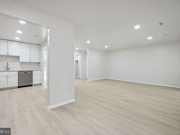 4th image of 820 Quince Orchard Blvd APT 202